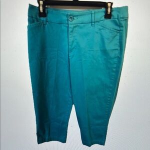 St. John’s Bay women’s size 10 turquoise Capri pants Cropped